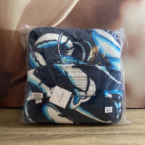 VB Travel Blanket in Fleece Shore Enough NWT - Picture 5 of 6